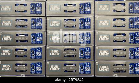 Indianapolis – 11. September 2023: Bud Light Beer Display. Budweiser ist Teil von ab InBev, dem größten Bierunternehmen der Welt. Stockfoto