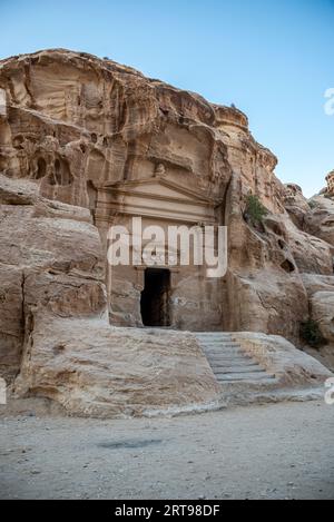 Nabatäische Felsengrab am Eingang von Little Petra (Siq al-Barid), Jordanien Stockfoto