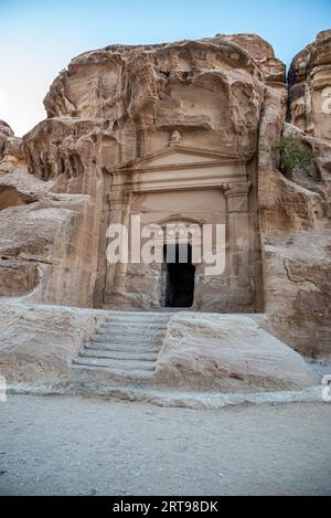 Nabatäische Felsengrab am Eingang von Little Petra (Siq al-Barid), Jordanien Stockfoto