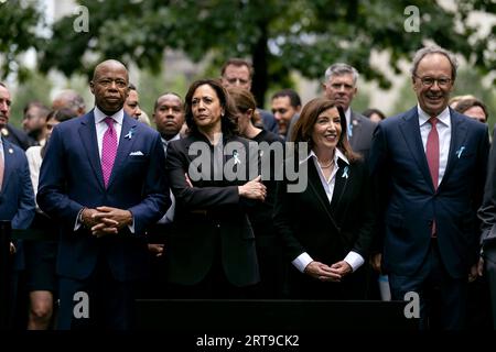 New York City, Vereinigte Staaten von Amerika. 11. September 2023. Von links: NYC-Bürgermeister Eric Adams, US-Vizepräsidentin Kamala Harris, New Yorker Regierende Kathy Hochul und ihr Ehemann William Hochul Jr., während der jährlichen Gedenkfeier der Terroranschläge 9/11 am Ground Zero Memorial, 11. September 2023 in New York City, New York. Quelle: Tia Dufour/Homeland Security/Alamy Live News Stockfoto