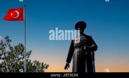 Alles Gute zum 100. Jahrestag des 29. oktobertags der Republik Türkei. Türkisch: 29 Ekim Cumhuriyet Bayrami kutlu olsun. Türkische Flagge und Atatürk. Stockfoto