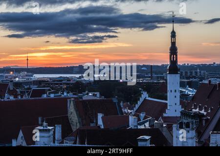 Point de Vue de Kohtuotsa depuis la ville Haute Toompea au Lever du soleil Stockfoto