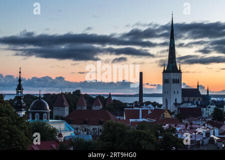 Point de Vue de Kohtuotsa depuis la ville Haute Toompea au Lever du soleil Stockfoto