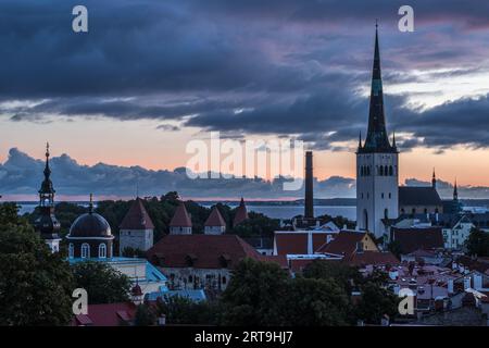 Point de Vue de Kohtuotsa depuis la ville Haute Toompea au Lever du soleil Stockfoto