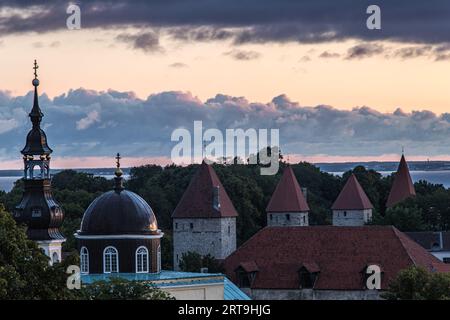 Point de Vue de Kohtuotsa depuis la ville Haute Toompea au Lever du soleil Stockfoto