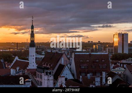 Point de Vue de Kohtuotsa depuis la ville Haute Toompea au Lever du soleil Stockfoto