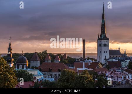 Point de Vue de Kohtuotsa depuis la ville Haute Toompea au Lever du soleil Stockfoto