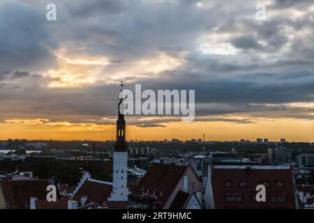 Point de Vue de Kohtuotsa depuis la ville Haute Toompea au Lever du soleil Stockfoto