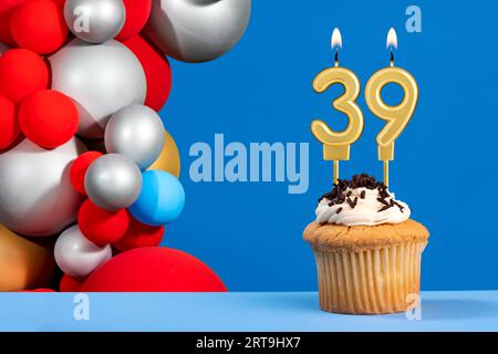 Nummer 39 Geburtstagskerze - Geburtstagskarte mit Ballons Stockfoto