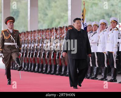 Pjöngjang, Nordkorea. September 2023. Der nordkoreanische Führer Kim Jong-un fährt vom Bahnhof Pjöngjang aus mit dem Zug nach Russland, um am 11. September 2023 in Pjöngjang, Nordkorea, mit dem russischen Präsidenten Wladimir Putin zusammenzutreffen. Der Besuch kam auf Einladung Putins, und Analysten sagen, dass er zu bedeutenden militärischen Vereinbarungen zwischen den beiden Ländern führen könnte. Foto von kcna/Credit: UPI/Alamy Live News Stockfoto