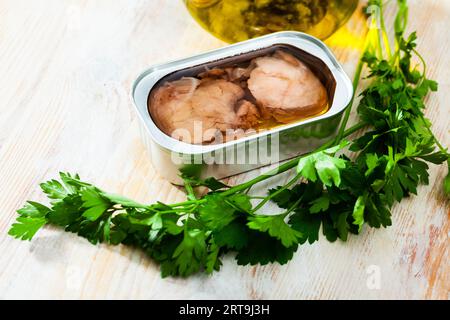 Meeresfrüchte aus der Dose - geräucherte Leber von Kabeljau Stockfoto