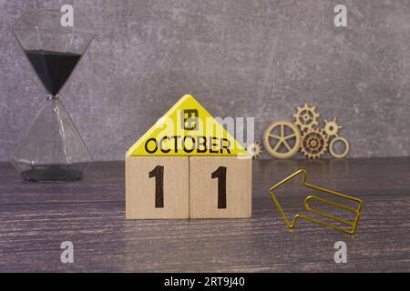 Weißer Block Kalender präsentieren Datum 11 und Monat Oktober auf Holz Hintergrund. Stockfoto