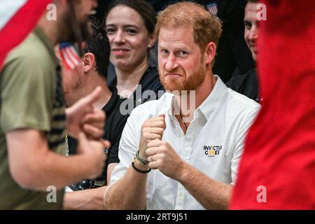 Düsseldorf, Deutschland. September 2023. Der Duke of Sussex, Prinz Harry, schaut sich das Spiel an und interagiert mit eingeladenen Gästen, Fans, Kindern und sogar einem Wursthund eines britischen Athleten, bevor er Team USA nach ihrem Sieg ihre Goldmedaillen überreicht. Das Team United Kingdom spielt heute Abend in der Spiel Merkur Arena im Rugbyfinale für Rollstuhlfahrer Team USA. Tag 2 der Invictus Games Düsseldorf in und um die Merkur Spiel Arena. Quelle: Imageplotter/Alamy Live News Stockfoto