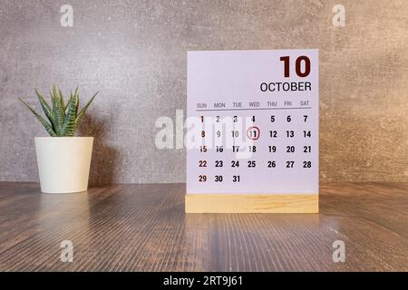 Weißer Block Kalender präsentieren Datum 11 und Monat Oktober auf Holz Hintergrund. Stockfoto