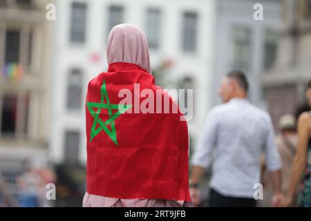 Antwerpen, Belgien. September 2023. Eine Frau mit marokkanischer Flagge nimmt am 11. September 2023 an einem Gedenkgottesdienst für die Erdbebenopfer in Marokko im Zentrum von Antwerpen, Belgien, Teil. Quelle: Zheng Huansong/Xinhua/Alamy Live News Stockfoto