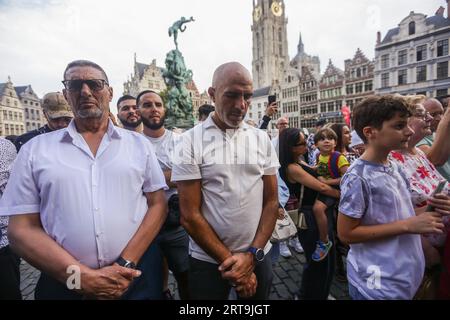 Antwerpen, Belgien. September 2023. Die Menschen beobachten einen Moment der Stille während eines Gedenkgottes für die Opfer des Erdbebens in Marokko, im Zentrum von Antwerpen, Belgien, am 11. September 2023. Quelle: Zheng Huansong/Xinhua/Alamy Live News Stockfoto