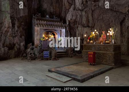 Da Nang, Vietnam - 21. August 2018: Frau betet in einem Schrein in der Huyen Khong-Höhle in den Marmorbergen, da Nang. Stockfoto