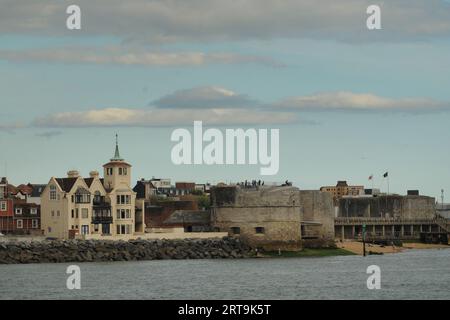 HAFENEINGANG PORTSMOUTH, TOWER HOUSE, ROUND TOWER UND SQUARE TOWER, PORTSMOUTH HARBOUR VON GOSPORT, HANTS. PIC MIKE WALKER 2023 Stockfoto