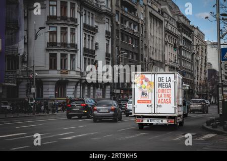 Bild eines Lkws mit dem Logo von Mega Image im Stadtzentrum von Bukarest, Rumänien. Mega Image ist eine Supermarktkette, die in Rumänien gegründet wurde Stockfoto