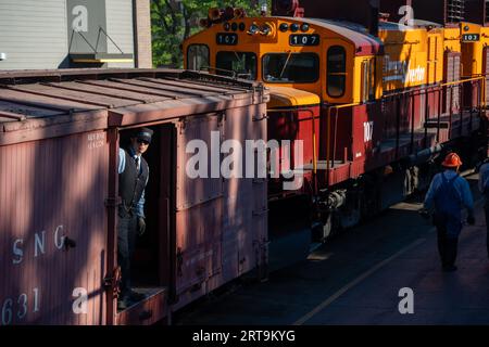 Durango Railway, wartet auf Passagiere mit einem sehr ernsthaften Blick auf das Gesicht Stockfoto