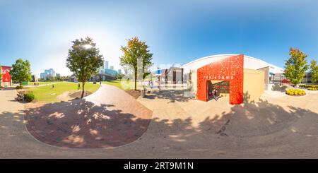 360 Grad Panorama Ansicht von Atlanta, GA, USA - 8. September 2023: 360 öffentliche Fototoiletten im Pemberton Place Georgia Aquarium