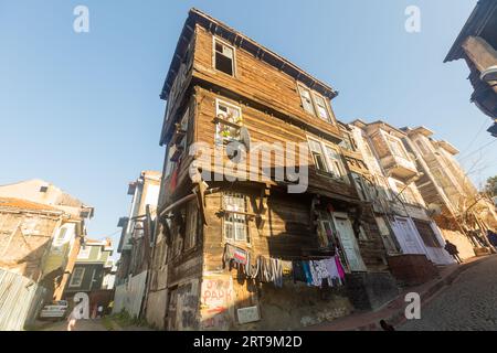 Istanbul, Türkei - 01. Januar 2021: Alte Wohngebäude im Zentrum von Istanbul Stockfoto