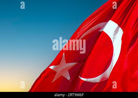 Alles Gute zum 100. Jahrestag des 29. oktobertags der Republik Türkei. Türkisch: 29 Ekim Cumhuriyet Bayrami kutlu olsun. Türkische Flagge . Stockfoto