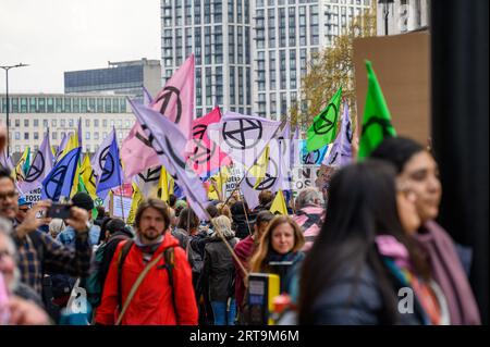 LONDON - 24. April 2023: London wird mit lebhaften Protestflaggen der Extinction Rebellion zum Leben erweckt, während XR-Aktivisten für Klimaschutzmaßnahmen marschieren. Stockfoto