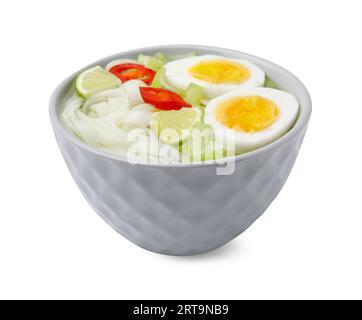 Schüssel mit köstlicher Reisnudelsuppe mit Sellerie und Ei auf weißem Hintergrund Stockfoto