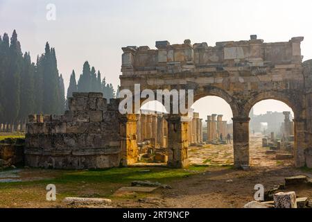 Frontinus Gate an der Hauptstraße der antiken Stadt Hierapolis, Türkei Stockfoto
