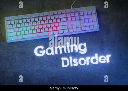 Spielstörung. Moderne RGB-Tastatur auf grauer Tabelle, Draufsicht Stockfoto