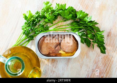 Meeresfrüchte aus der Dose - geräucherte Leber von Kabeljau Stockfoto