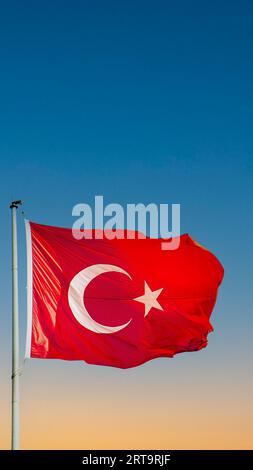 Alles Gute zum 100. Jahrestag des 29. oktobertags der Republik Türkei. Türkisch: 29 Ekim Cumhuriyet Bayrami kutlu olsun. Türkische Flagge . Stockfoto