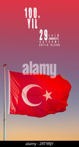 Alles Gute zum 100. Jahrestag des 29. oktobertags der Republik Türkei. Türkisch: 29 Ekim Cumhuriyet Bayrami kutlu olsun. Türkische Flagge . Stockfoto