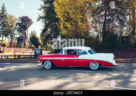 Oldtimer Chevrolet Bel Air von 1950th auf der Straße von Vancouver Canada. Chevrolet Bel Air, Jahr 1957, 50er Jahre, klassisches amerikanisches Auto, Autumn Drive Stockfoto