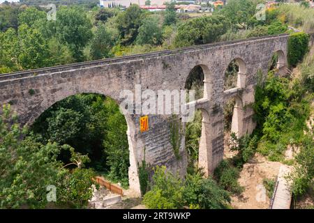 Blick von der Drohne auf das mittelalterliche gewölbte Aquädukt in Sant Pere de Riudebitlles Stockfoto