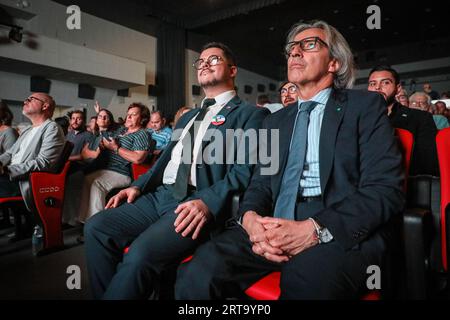 Madrid, Spanien. September 2023. Der chilenische Botschafter in Madrid Javier Velasco (2R) hört einem Redner während der 50. Gedenkfeier des Staatsstreichs in Chile zu. Anlässlich des 50. Jahrestages des chilenischen Staatsstreichs von Augusto Pinochet gegen Präsident Salvador Allende 1973 findet im Hauptquartier der Arbeiterkommissionen (CCOO) in Madrid eine Veranstaltung statt. Quelle: SOPA Images Limited/Alamy Live News Stockfoto