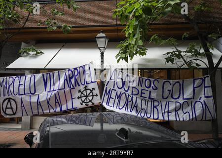 Madrid, Spanien. September 2023. Eine Gruppe von Aktivisten hängt Banner vor der chilenischen Botschaft in Madrid. Anlässlich des 50. Jahrestages des chilenischen Staatsstreichs von Augusto Pinochet gegen Präsident Salvador Allende 1973 findet im Hauptquartier der Arbeiterkommissionen (CCOO) in Madrid eine Veranstaltung statt. Quelle: SOPA Images Limited/Alamy Live News Stockfoto