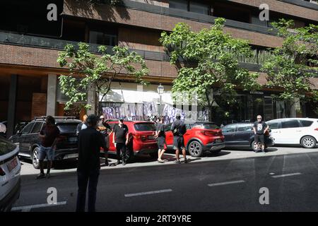 Madrid, Spanien. September 2023. Eine Gruppe von Aktivisten versammelte sich vor der chilenischen Botschaft in Madrid. Anlässlich des 50. Jahrestages des chilenischen Staatsstreichs von Augusto Pinochet gegen Präsident Salvador Allende 1973 findet im Hauptquartier der Arbeiterkommissionen (CCOO) in Madrid eine Veranstaltung statt. Quelle: SOPA Images Limited/Alamy Live News Stockfoto