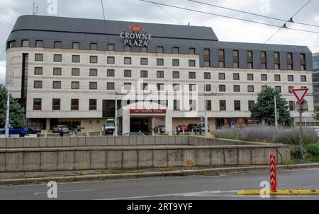 Bratislava, Slowakei - 3. September 2023 : das Crowne Plaza Hotel in Bratislava. Die Marke Crowne Plaza gehört der InterContinental Hotels Group (IH Stockfoto