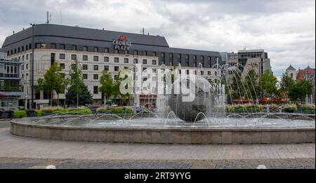 Bratislava, Slowakei - 3. September 2023 : das Crowne Plaza Hotel in Bratislava. Die Marke Crowne Plaza gehört der InterContinental Hotels Group (IH Stockfoto