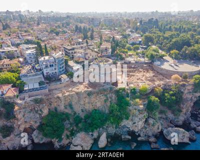 Hidirlik Tower, Wahrzeichen der Altstadt in Antalya Türkei. Drohnenansicht Stockfoto