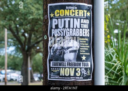 NEW ORLEANS, LA, USA - 21. Oktober 2020: Satirisches Poster auf Utility Pole Advertising Konzert für Putin und die Pussygrabbers Stockfoto