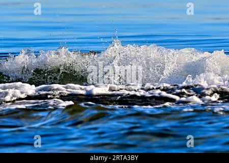 Eine Nahaufnahme Bild eines Ocean Wave Onshore mit der Flut auf Vancouver Island, British Columbia Kanada, das Stockfoto