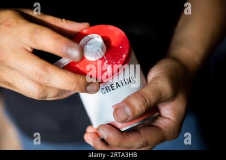 Berlin, Deutschland. 04. Juli 2023. Ein amerikanischer Fußballspieler hält Kreatin in einem Fitnessstudio in Berlin-Wedding. Kredit: Christoph Soeder/dpa/Alamy Live News Stockfoto