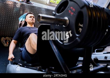 Berlin, Deutschland. Juli 2023. Armin Stolle, American Football-Spieler und -Student, arbeitet in einer Turnhalle in Berlin-Wedding in der Beinpresse. Quelle: Christoph Soeder/dpa/Alamy Live News Stockfoto