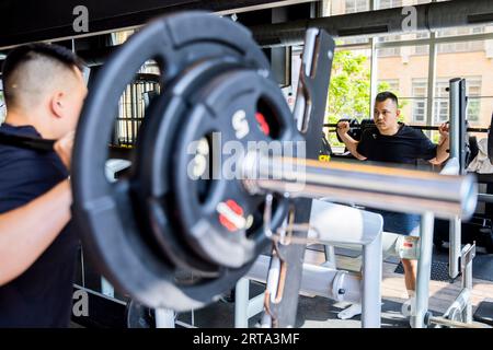 Berlin, Deutschland. Juli 2023. Armin Stolle, American Football-Spieler und Student, trainiert Squats in einem Fitnessstudio in Berlin-Wedding. Quelle: Christoph Soeder/dpa/Alamy Live News Stockfoto