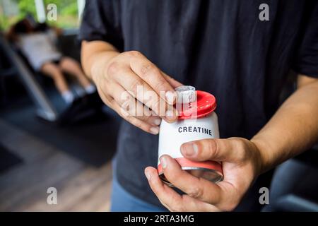 Berlin, Deutschland. 04. Juli 2023. Armin Stolle, amerikanischer Fußballspieler und Student, hält Kreatin in einem Fitnesscenter in Berlin-Wedding. Kredit: Christoph Soeder/dpa/Alamy Live News Stockfoto