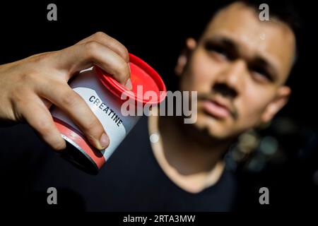 Berlin, Deutschland. 04. Juli 2023. Armin Stolle, amerikanischer Fußballspieler und Student, hält Kreatin in einem Fitnesscenter in Berlin-Wedding. Kredit: Christoph Soeder/dpa/Alamy Live News Stockfoto