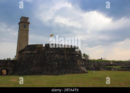 Alter Uhrenturm im Galle Dutch Fort 17. Centurys Ruine der niederländischen Burg, die zum UNESCO-Weltkulturerbe in Sri Lanka gehört Stockfoto